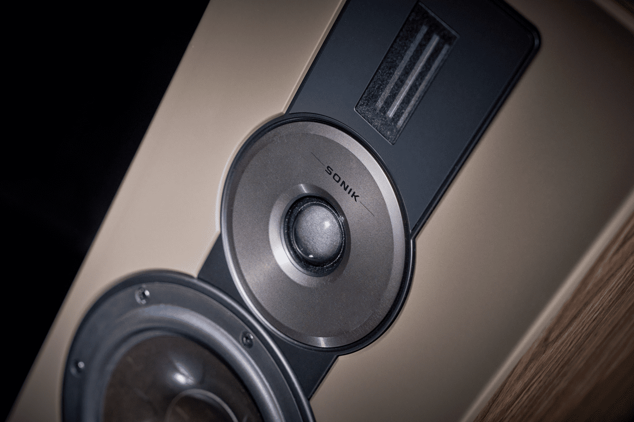 Gro_(DALI_SONIK_7_-_Stylized_24)-tinified